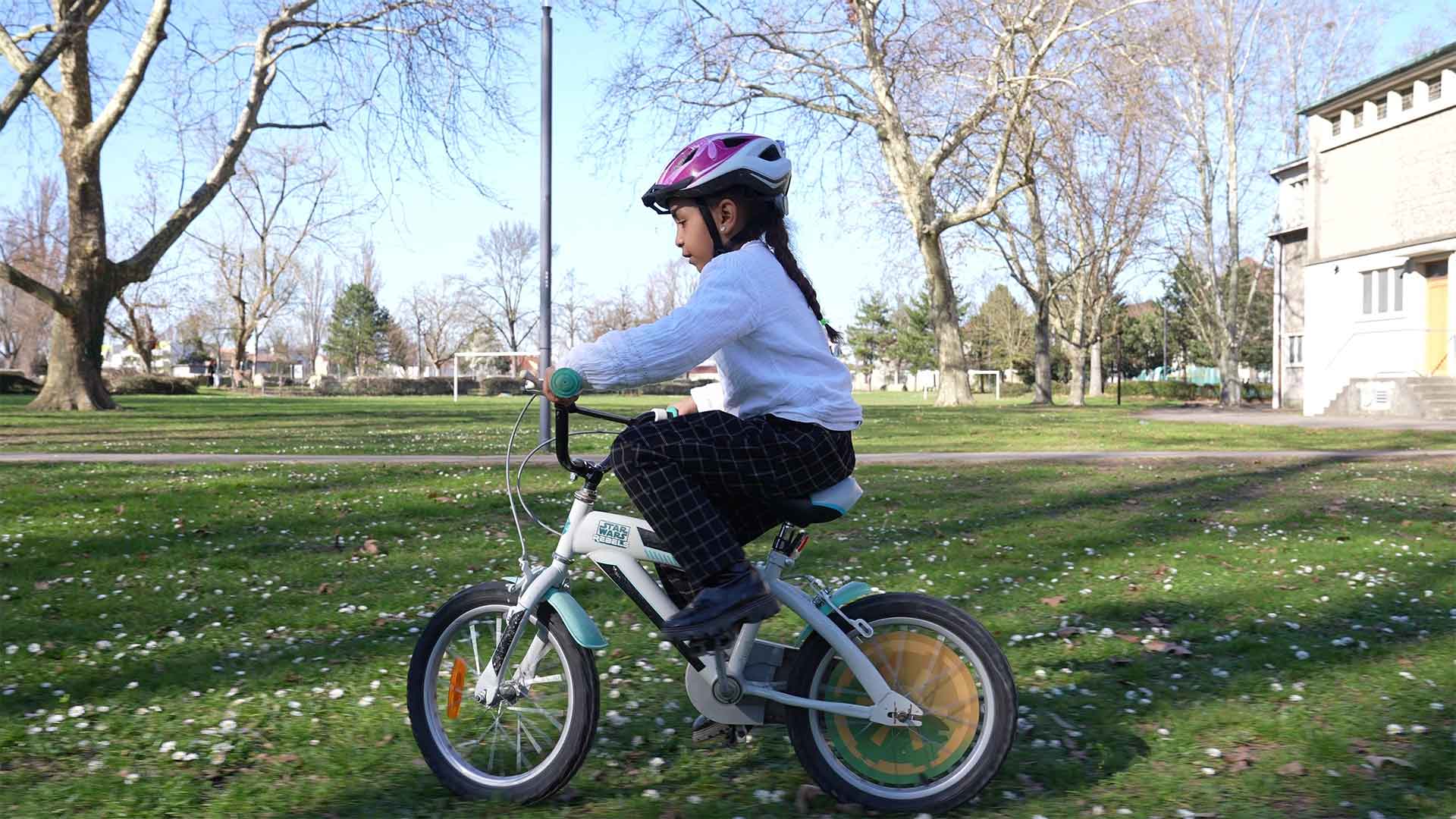 Atelier vélo proposé par le CSC Le Boat - Fillette qui apprend à faire du vélo